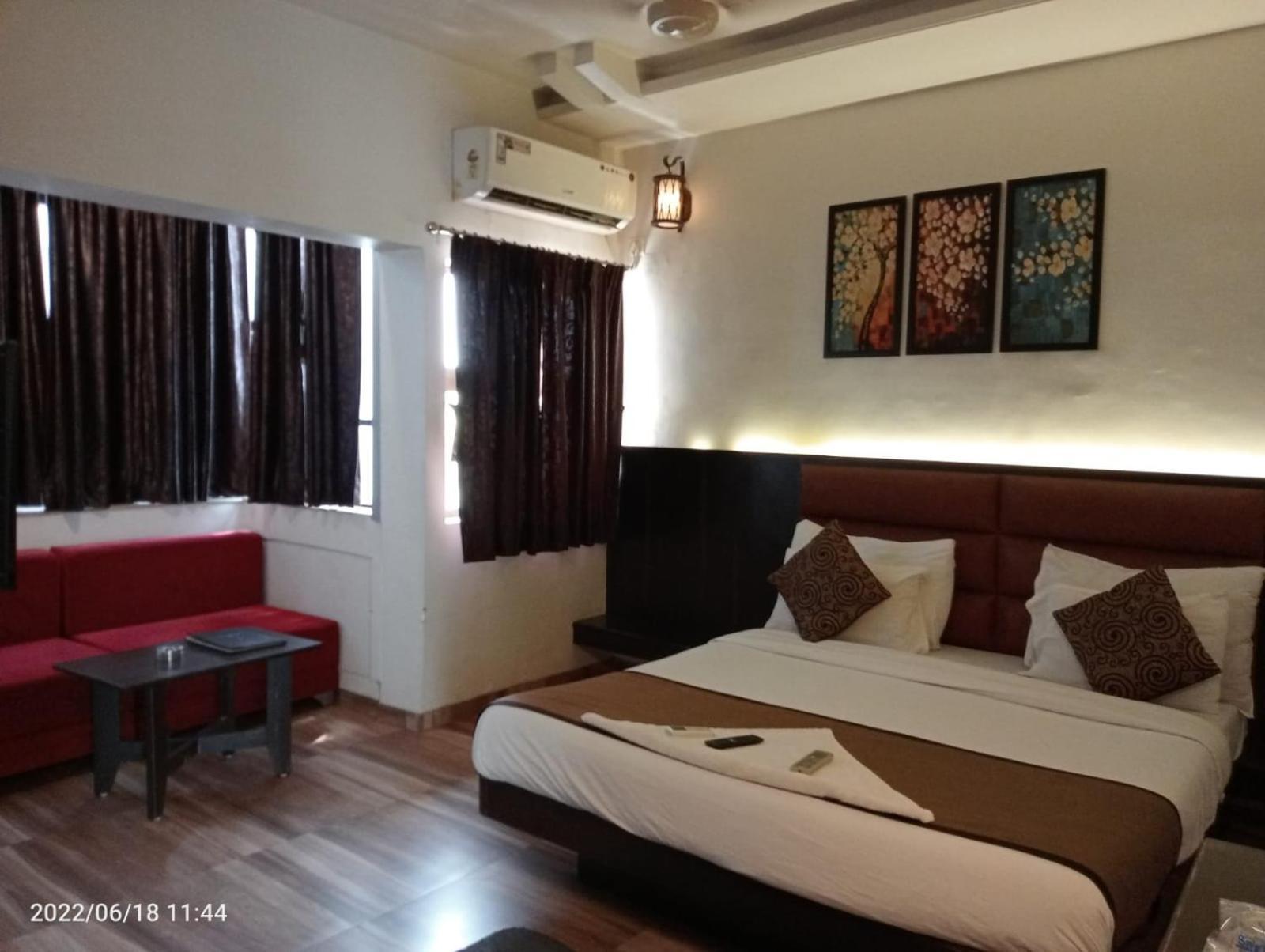 Hotel Saikripa Imperial Даман Екстер'єр фото
